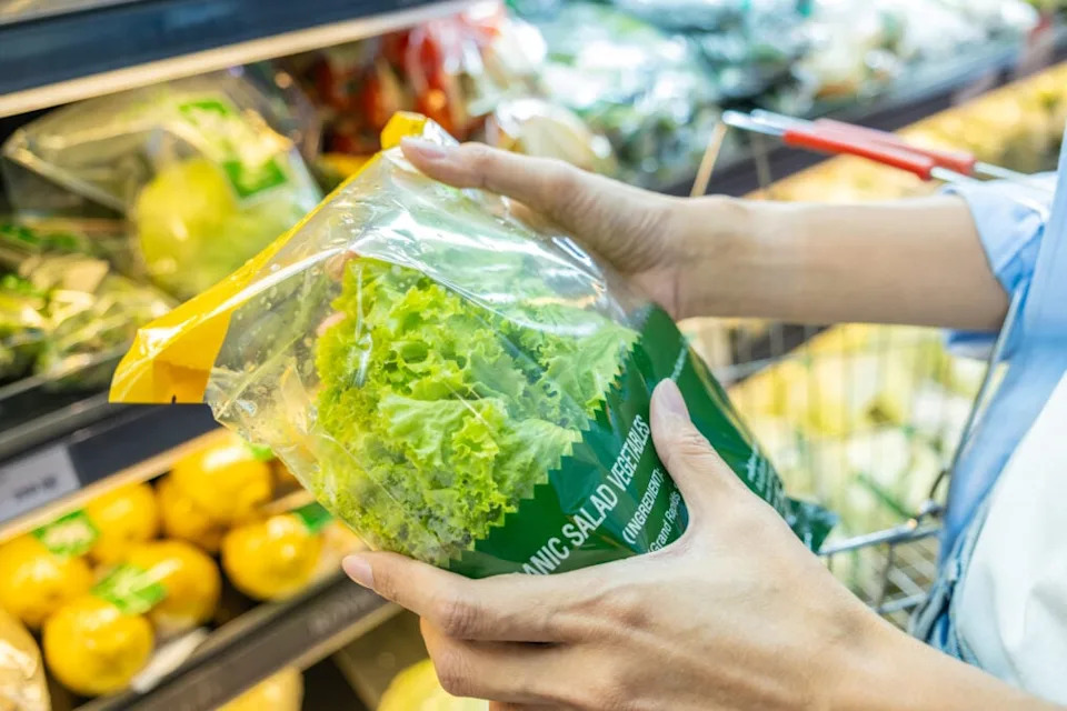 Seven-Day Low‑Plastic Diet Cuts Urinary Plastic Chemicals Up To 60%, Trial Finds