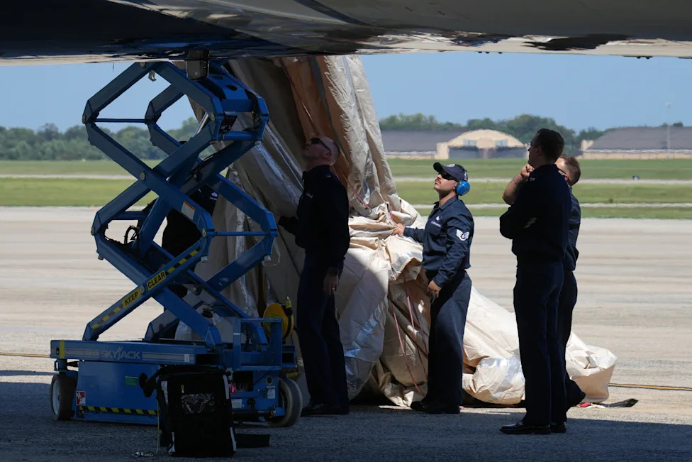 Trump’s Air Force One Briefly Delayed After Emergency Slide Deploys on Qatar-Gifted Jet