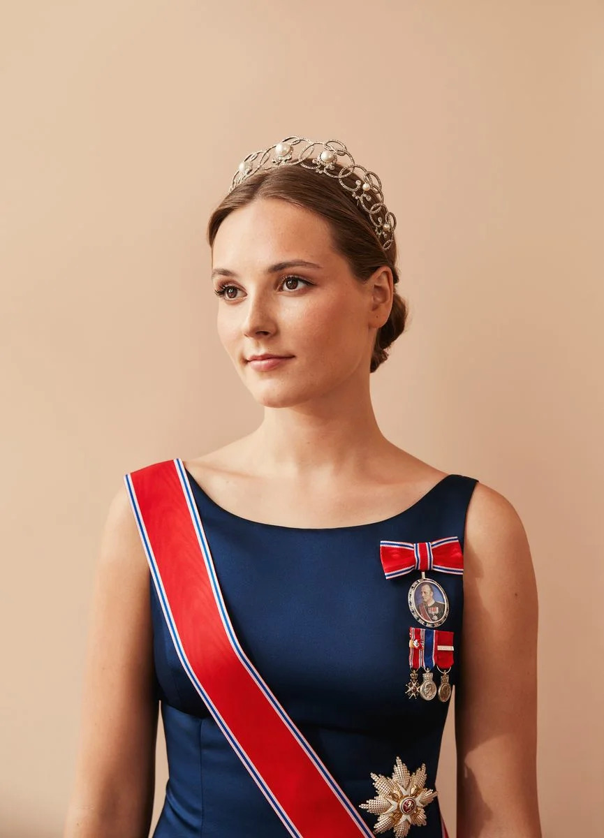 Ingrid Aleksandra (22) Preuzima Centralnu Ulogu: Škola, Dužnosti i Brzi Prelaz Norveške Monarhije