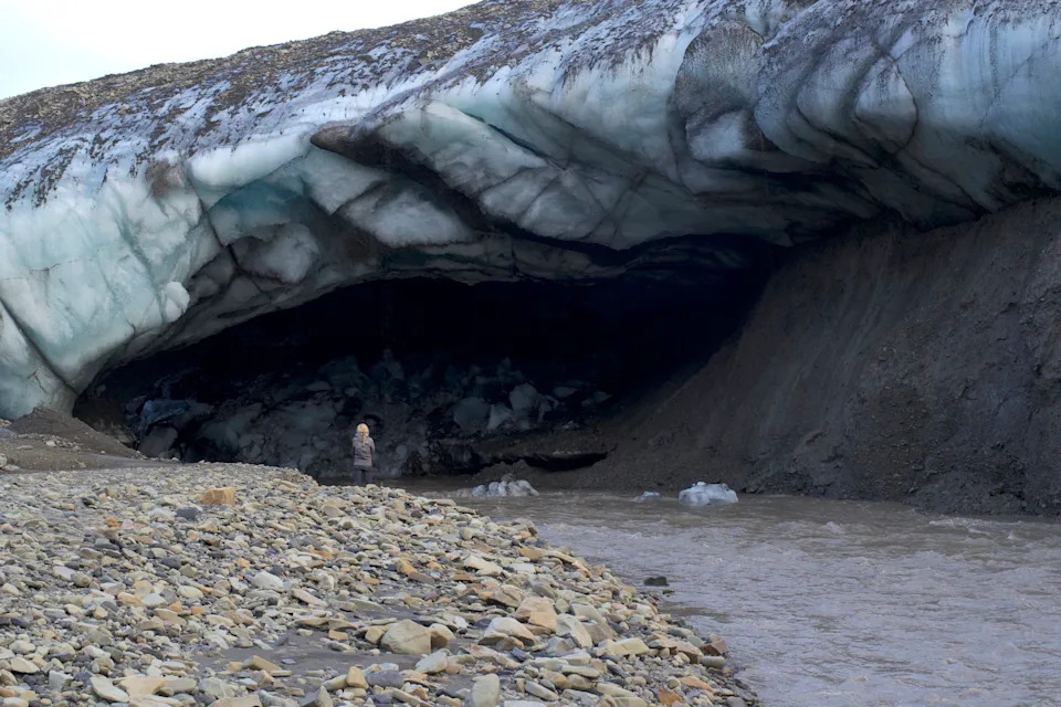 Kako topljenje arktičkih glečera oslobađa drevni metan i pokreće klimatsku „petlju propadanja”