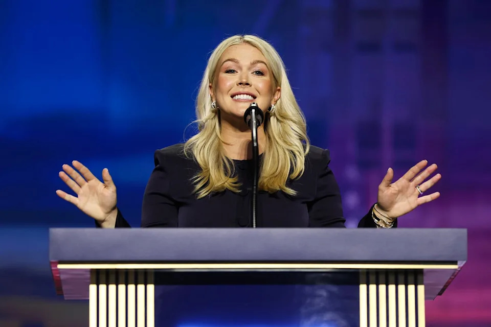 Karoline Leavitt Returns to Podium — Briefly Left in the Dark at GOP Midterm Convention