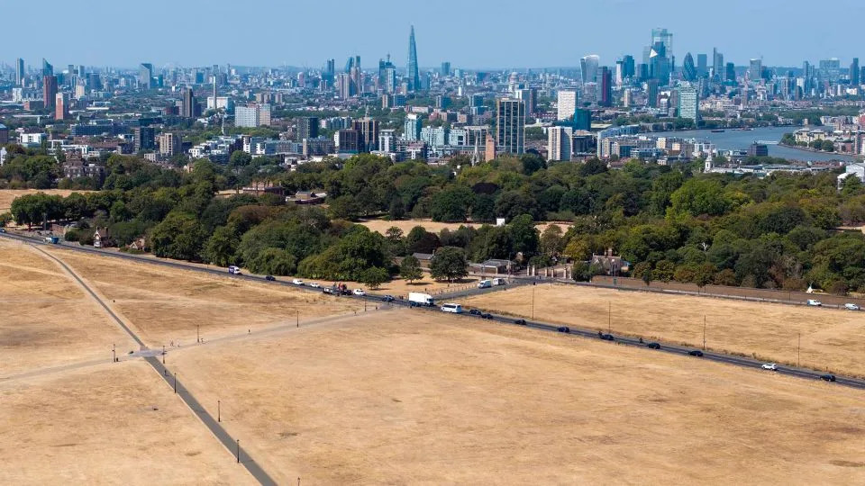 London: Zgrade Pucaju i Tone Nakon Ekstrogne Suše — Rizik Koji Raste