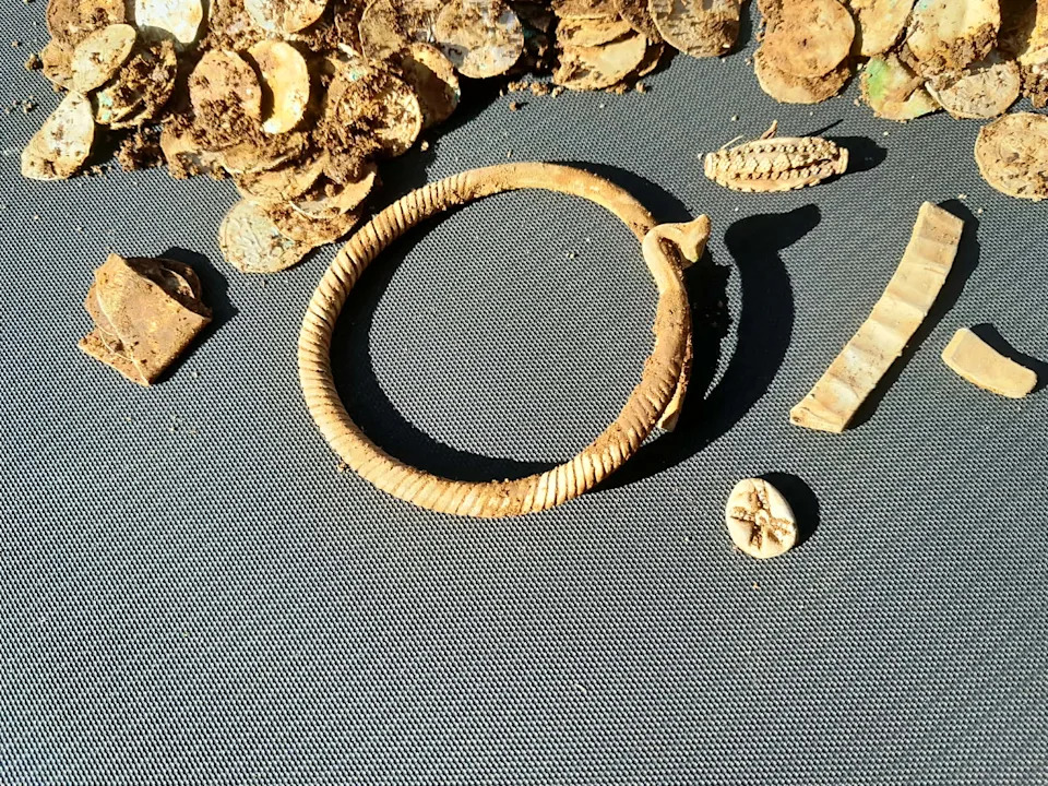 Metal Detectorist Uncovers Finland’s Largest Viking‑Age Silver Hoard — Nearly 10 Pounds of Coins and Jewelry