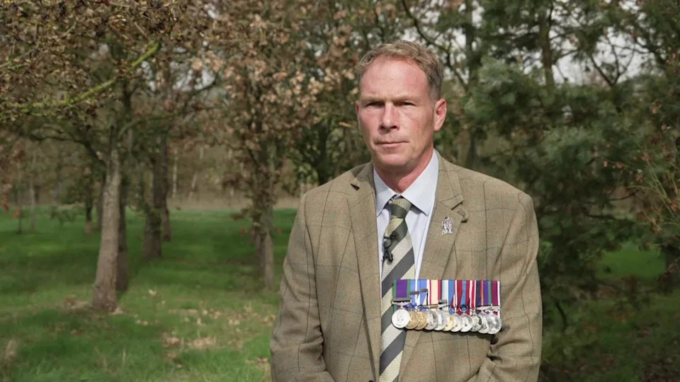 Otkriven Prvi Trajni Spomenik U Velikoj Britaniji Za Veterane Koji Su Preminuli Usled Samoubistva