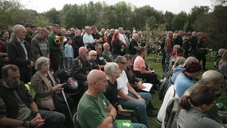 Otkriven Prvi Trajni Spomenik U Velikoj Britaniji Za Veterane Koji Su Preminuli Usled Samoubistva