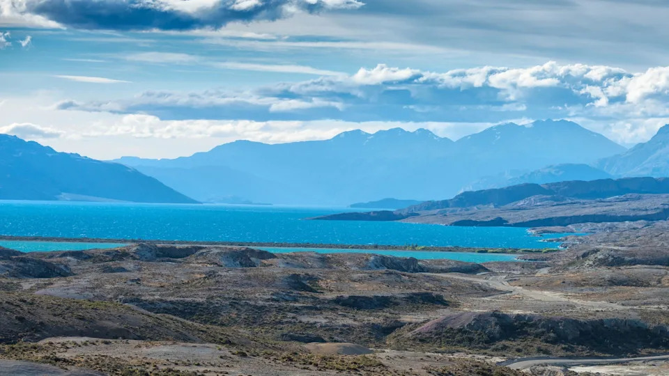 Iz svemira: Neobični kopneni most razdvaja dve kontrastne jezera u Patagoniji