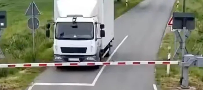 Lažan viralni snimak: kamion „gura“ automobil sa pružnog prelaza – video je AI-generisan