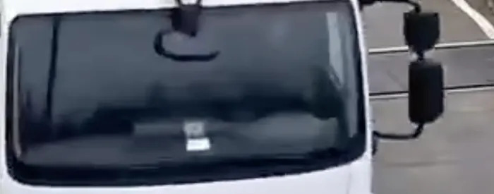 Lažan viralni snimak: kamion „gura“ automobil sa pružnog prelaza – video je AI-generisan