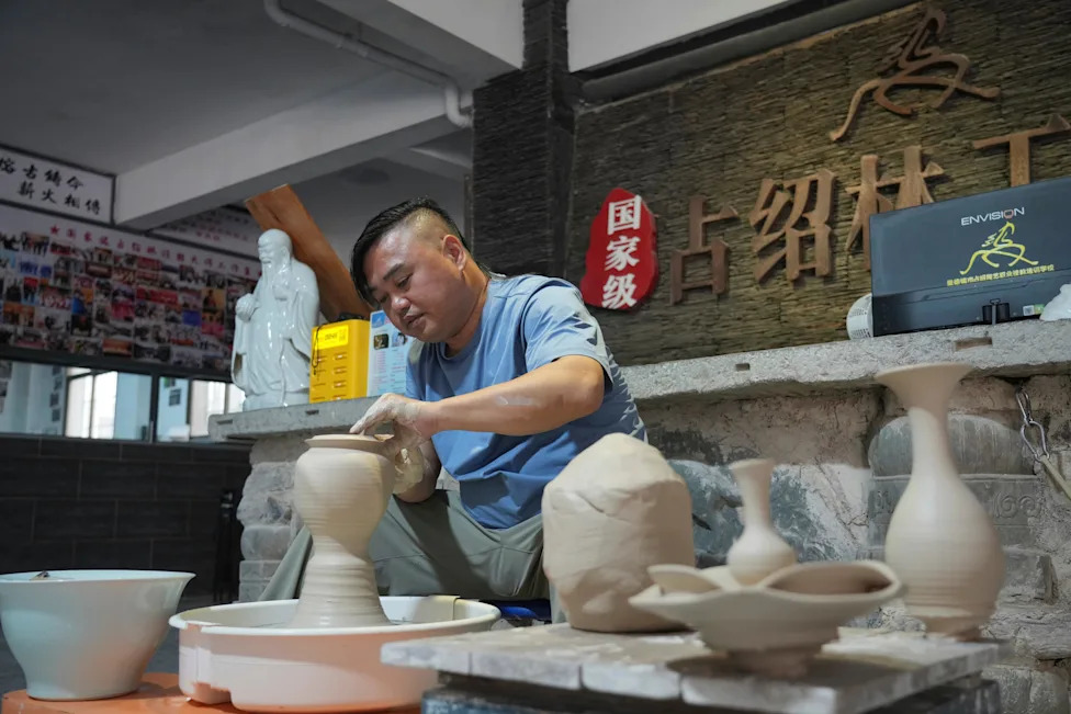 Kako Jingdezhen Čuva Vekovima Staru Porcelansku Baštinu i Privlači Novu Generaciju
