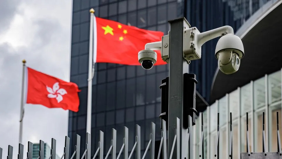 Porodica Može Izgubiti Socijalnu Pomoć Posle Koncerta u Hongkongu — Šta Taj Slučaj Otkriva o Nadzoru i Pravilima