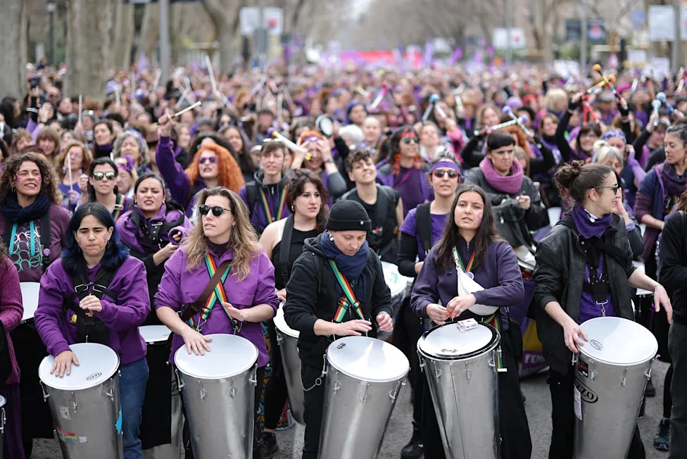 Why Many Young Democratic Women Blame Men — Media, Status and Social Incentives