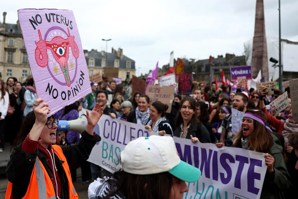 Why Many Young Democratic Women Blame Men — Media, Status and Social Incentives