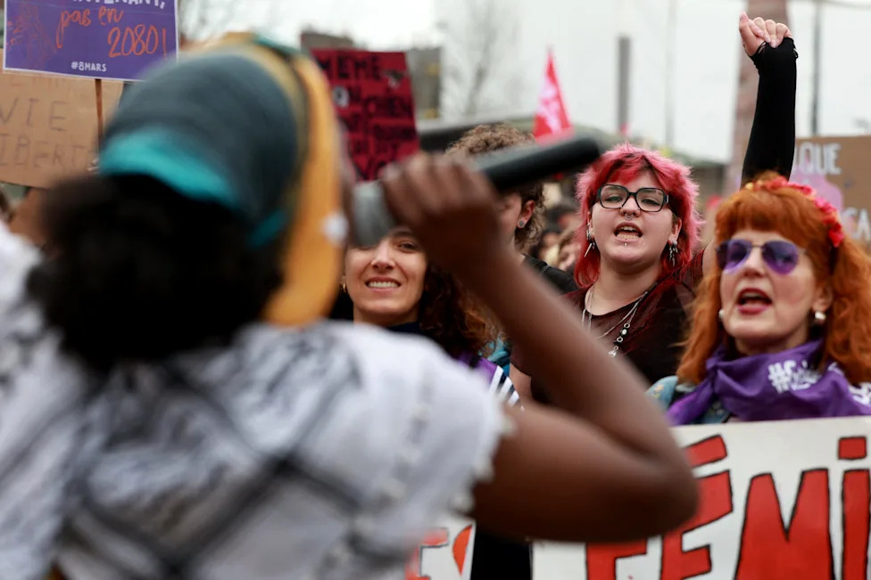 Why Many Young Democratic Women Blame Men — Media, Status and Social Incentives