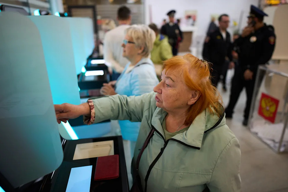 Yabloko Says Election Observer Fainted During Arrest At St. Petersburg Polling Station Amid Tightly Controlled State Duma Vote