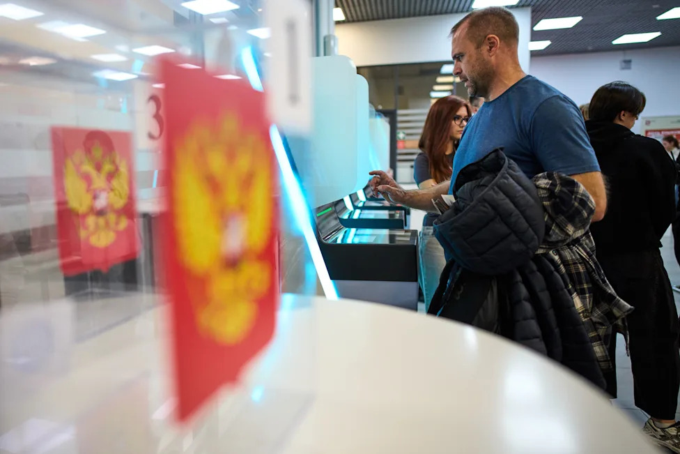 Yabloko Says Election Observer Fainted During Arrest At St. Petersburg Polling Station Amid Tightly Controlled State Duma Vote