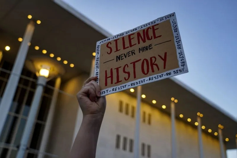 Thousands Form Human Chain at Kennedy Center to Protest Sudden Closure; Lynda Carter Joins Vigil