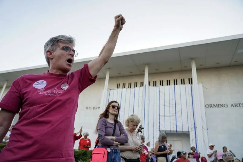 Thousands Form Human Chain at Kennedy Center to Protest Sudden Closure; Lynda Carter Joins Vigil