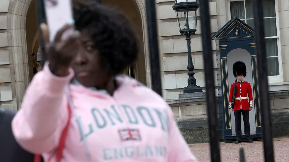 Buckingham Palace May Ditch Real Bearskins As MPs Push For Faux‑Fur Guards' Caps