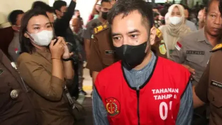 Secret Early Release: Convicted Teacher From Influential Indonesian Cleric Freed After Serving Less Than Half His Sentence — BBC