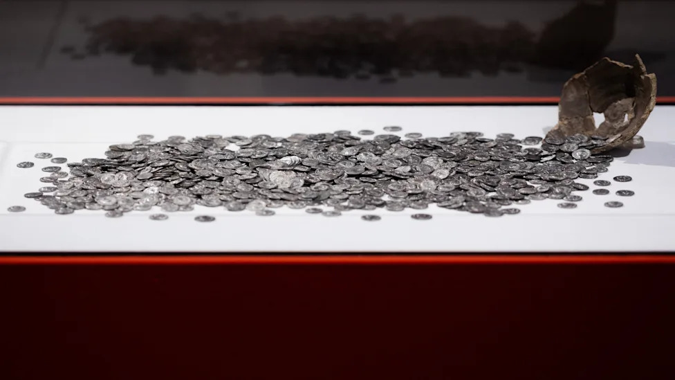 Amateur Detectorist Uncovers Germany’s Largest Hadrian-Era Hoard: 934 Roman Silver Coins