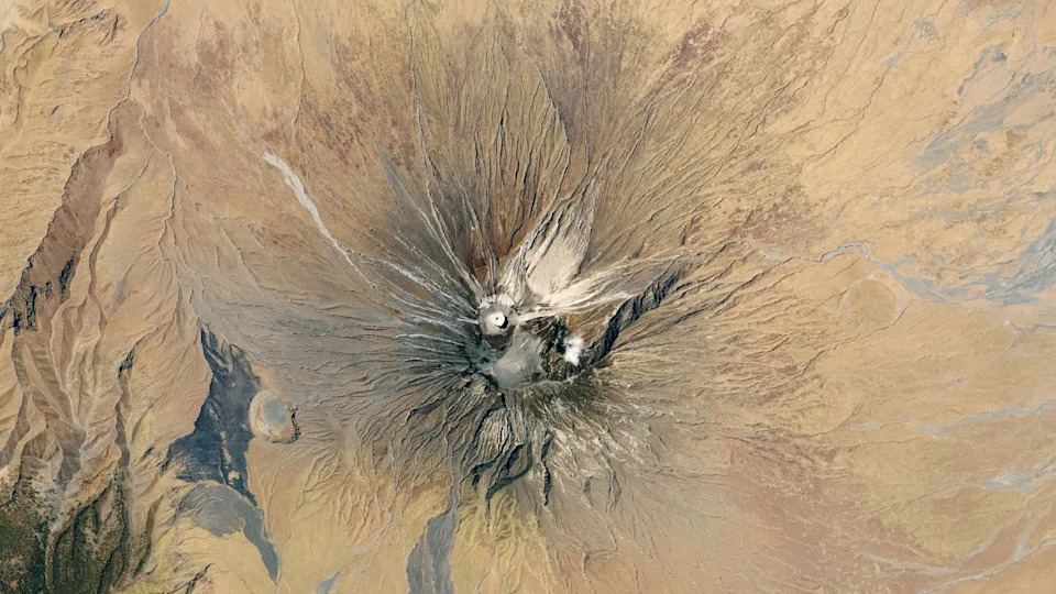Bright White Salt, Not Snow: Natron Slab Glitters at Sahara’s Highest Peak