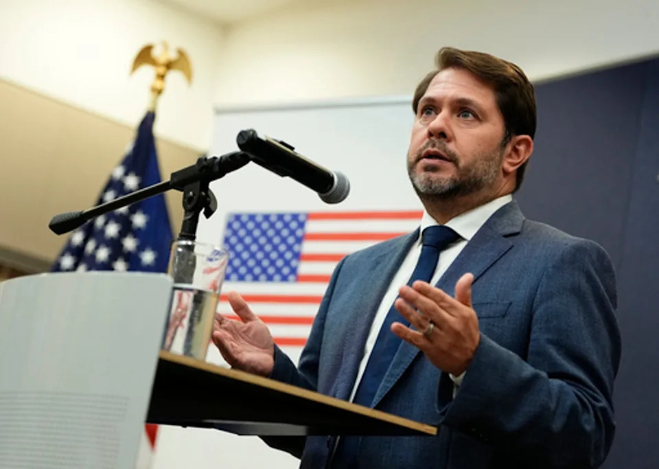 Senator Slams Trump’s 'Super Intelligence' Rebrand, Democrats Ready AI Guardrails