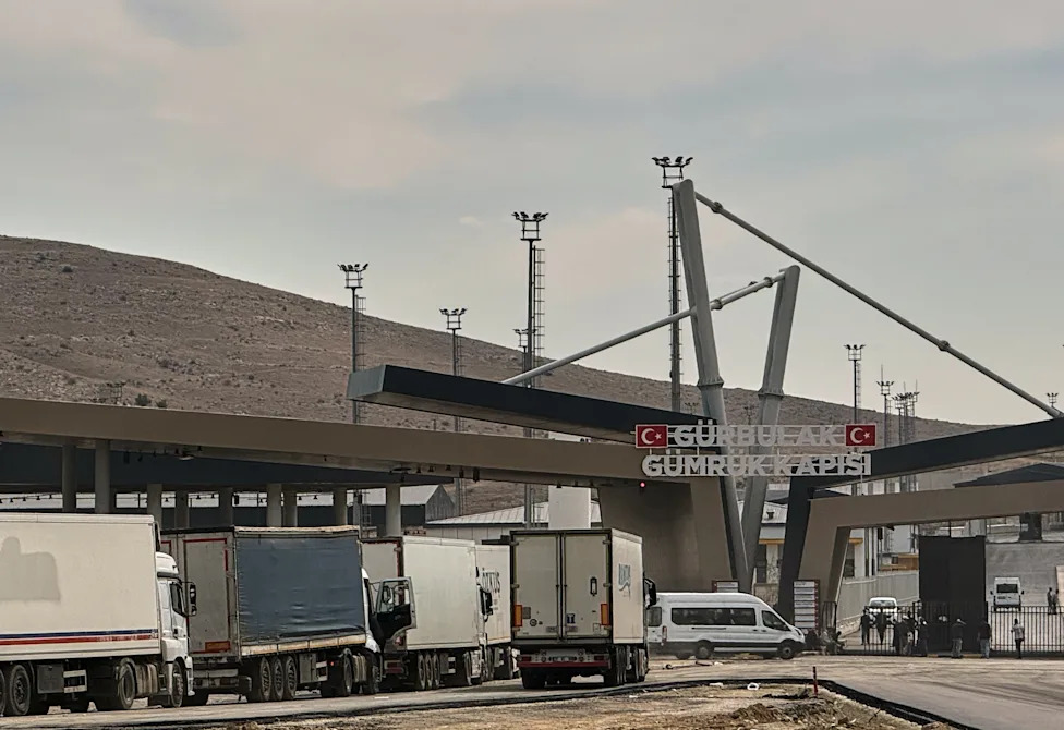 Hundreds of Trucks Jam Turkey–Iran Border as U.S. Naval Blockade Forces Trade Overland