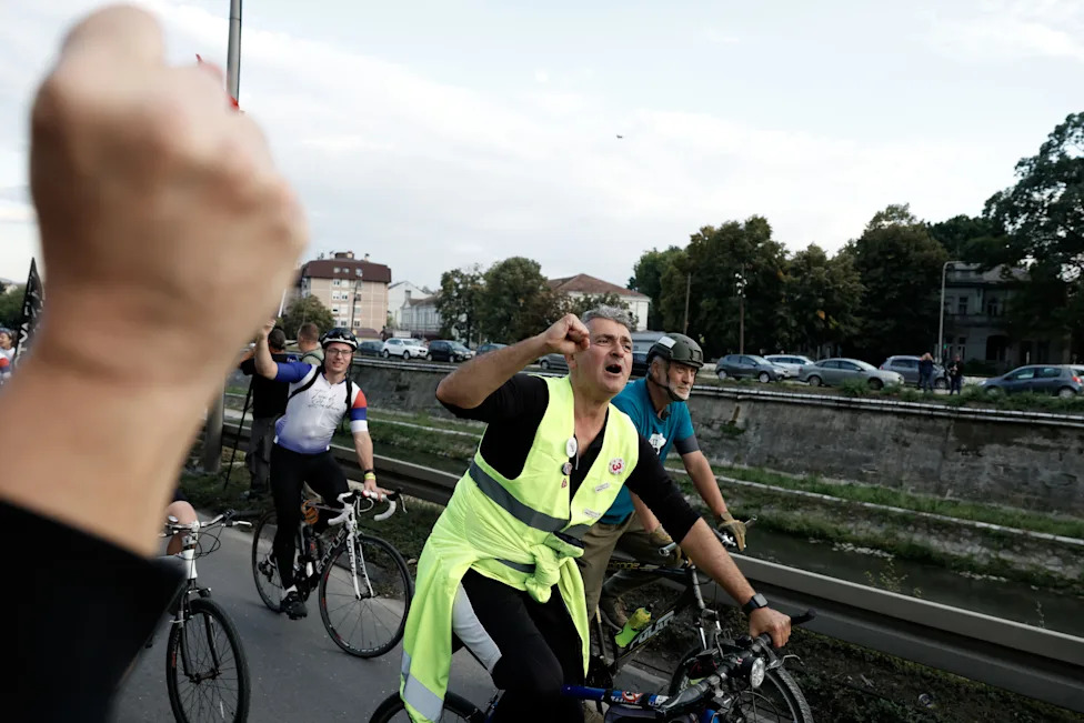 Thousands Welcome Student Cyclists in Kragujevac as They Enter Serbia’s Oct. 25 Election Race