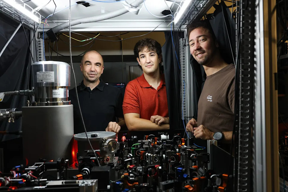 Solid-State Quantum Memory Stores Single Photons for 180 μs — A Step Toward the Quantum Internet