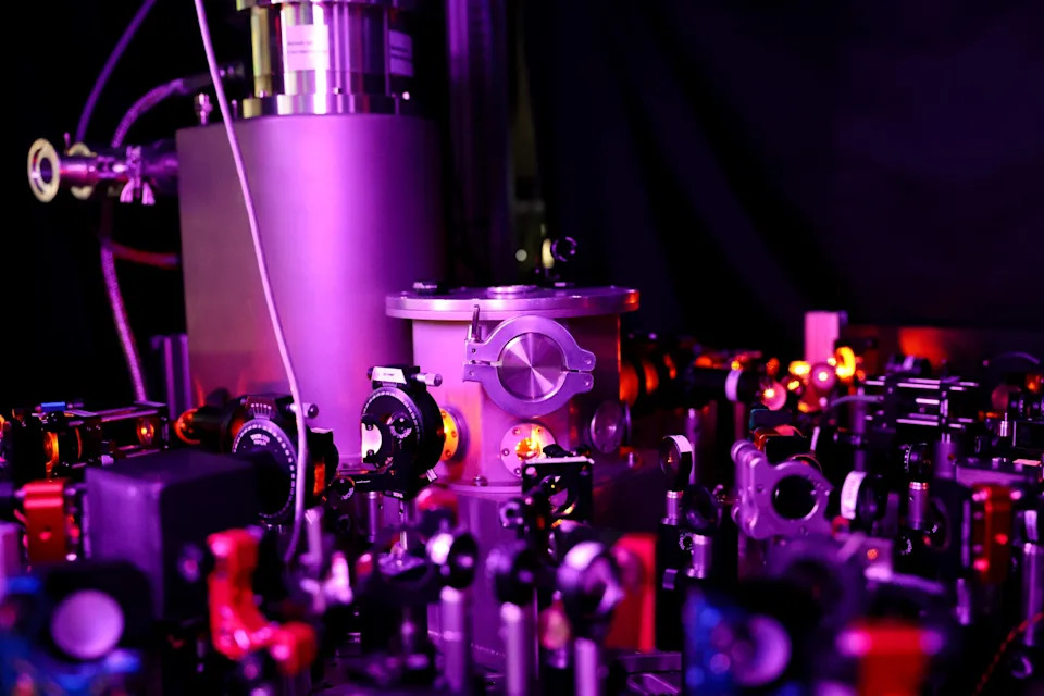 Solid-State Quantum Memory Stores Single Photons for 180 μs — A Step Toward the Quantum Internet