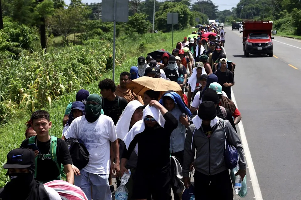 Over 600 Migrants Travel North in 'Fe y Esperanza' Caravan as U.S. Tightens Border Controls