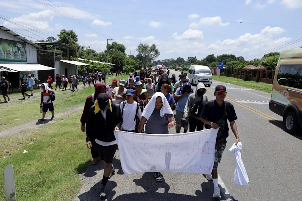 Over 600 Migrants Travel North in 'Fe y Esperanza' Caravan as U.S. Tightens Border Controls