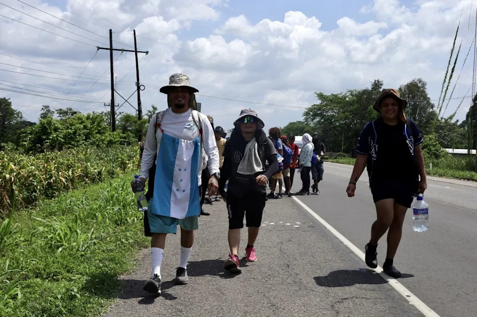 Over 600 Migrants Travel North in 'Fe y Esperanza' Caravan as U.S. Tightens Border Controls