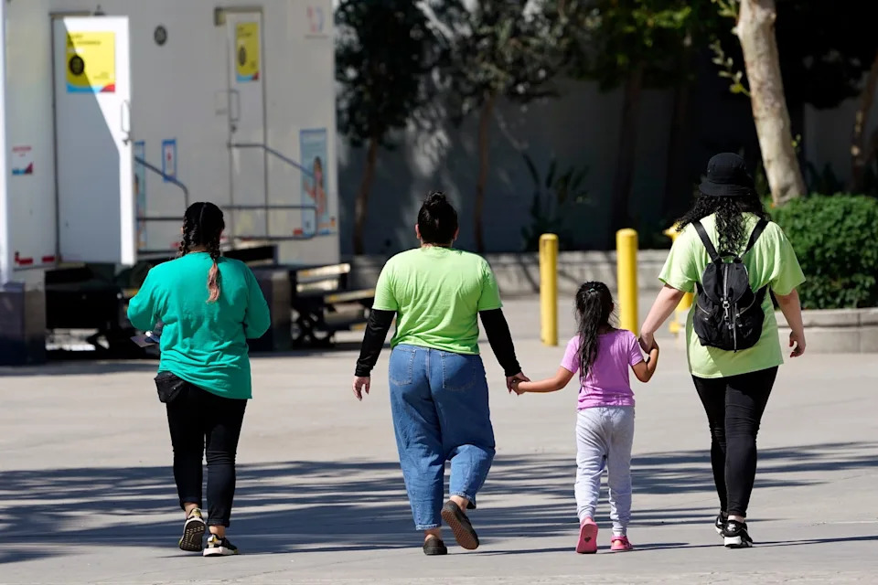 Democrats Demand Answers From HHS Over No‑Bid Contracts For Migrant Children's Legal Counsel
