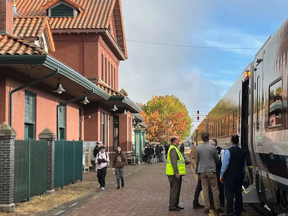 Amtrak Cascades Begins Airo Era: First Siemens Trainset Enters Service on Seattle–Eugene Route