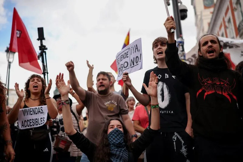 Parliament Rejects Housing Decrees as Protests Grow — Madrid Encampments and Calls for General Strike