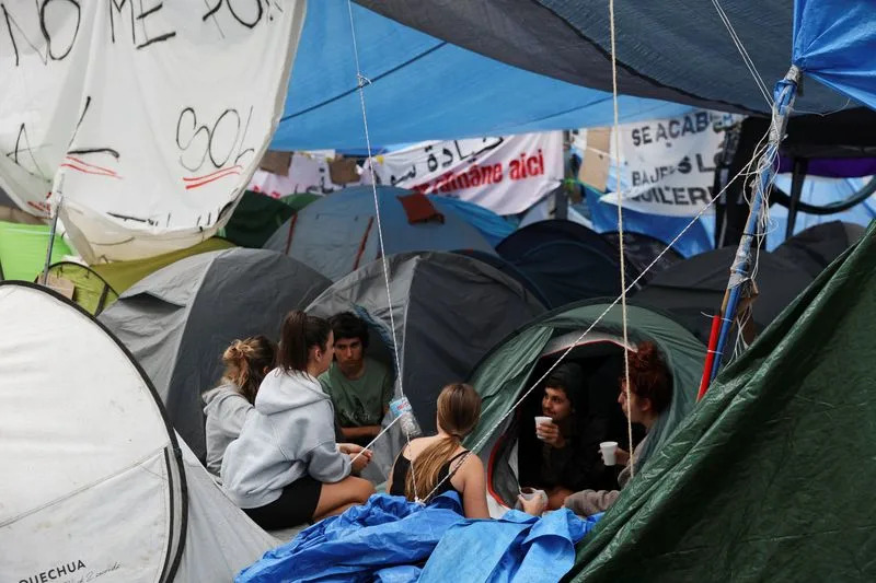 Parliament Rejects Housing Decrees as Protests Grow — Madrid Encampments and Calls for General Strike