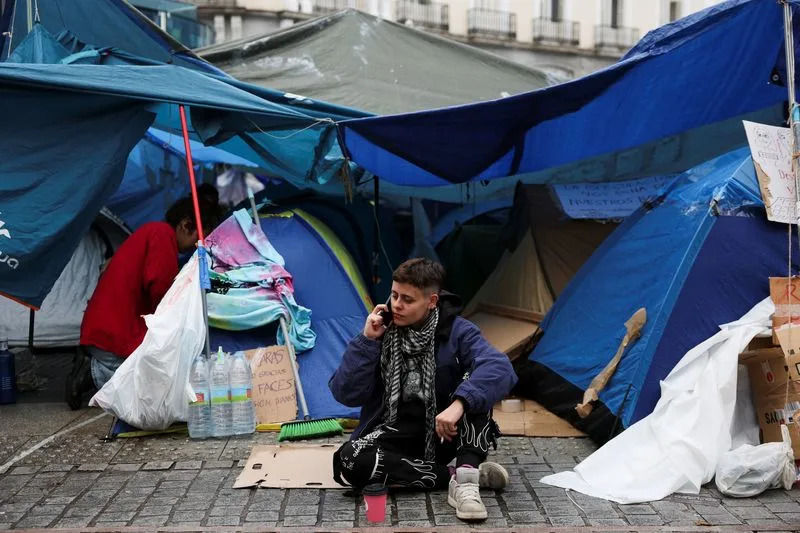 Parliament Rejects Housing Decrees as Protests Grow — Madrid Encampments and Calls for General Strike