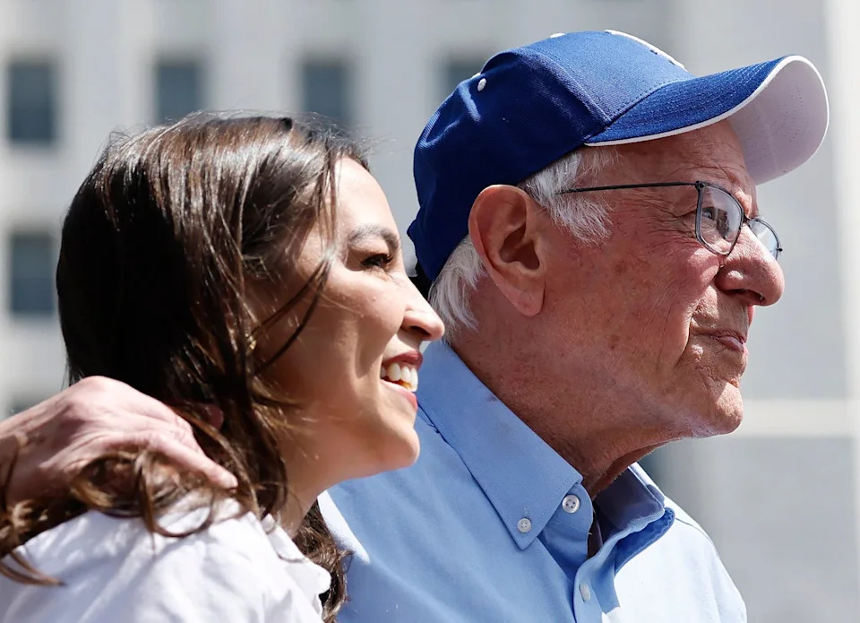 Ocasio-Cortez and Bernie Sanders Introduce 'Ban Flock Act' to Halt License-Plate Surveillance