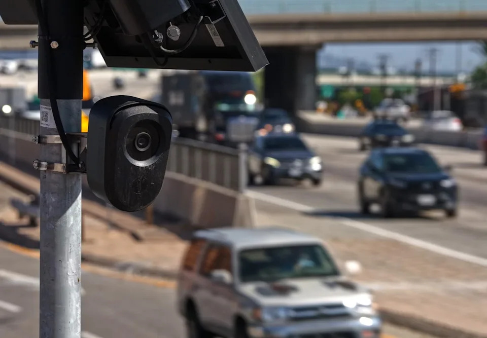 Ocasio-Cortez and Bernie Sanders Introduce 'Ban Flock Act' to Halt License-Plate Surveillance