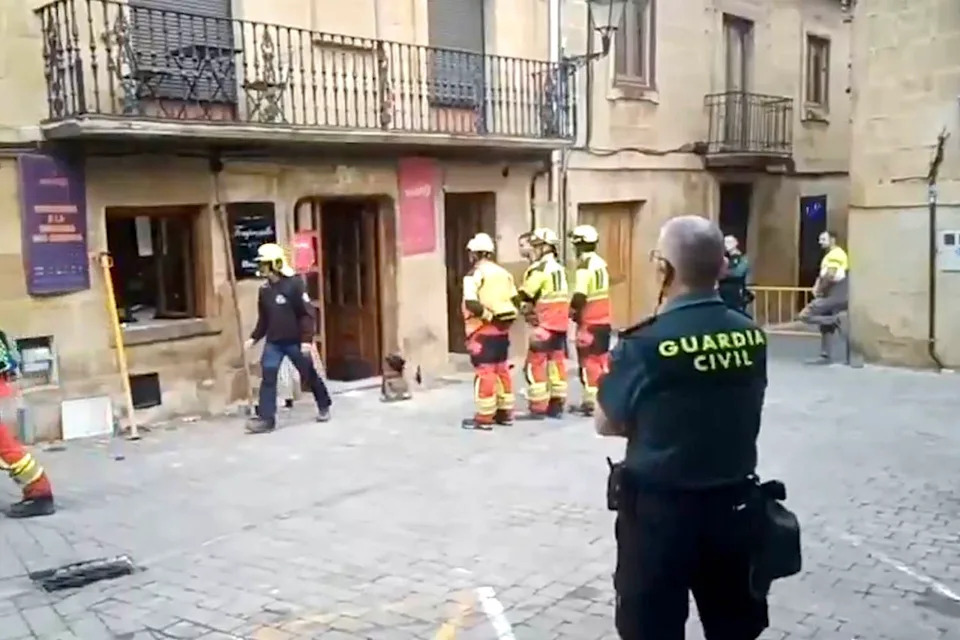 Tourist Bar Collapse in La Rioja Injures 12, Traps Dozens During Wine Fest Crawl