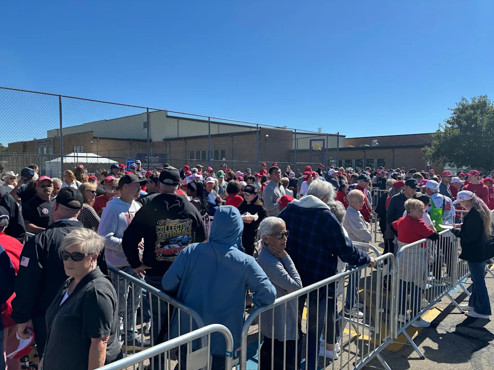 Trump Rallies in Vandalia as Tight Ohio Midterms Near: Supporters, Critics and Economic Concerns