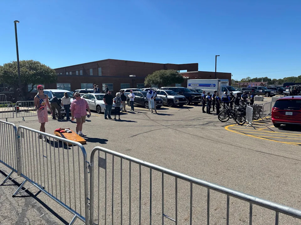 Trump Rallies in Vandalia as Tight Ohio Midterms Near: Supporters, Critics and Economic Concerns