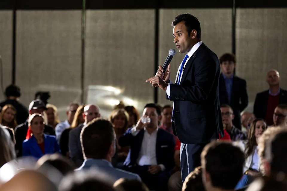 Vivek Ramaswamy’s Campaign Photo Op Backfires After Awkward Attempt To Lift 10-Year-Old