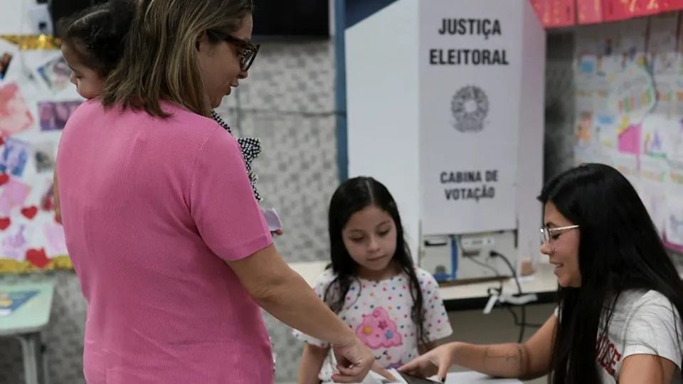 Bolsonaro Leads, But Brazil Heads to High-Stakes Run-Off With Lula on 25 October